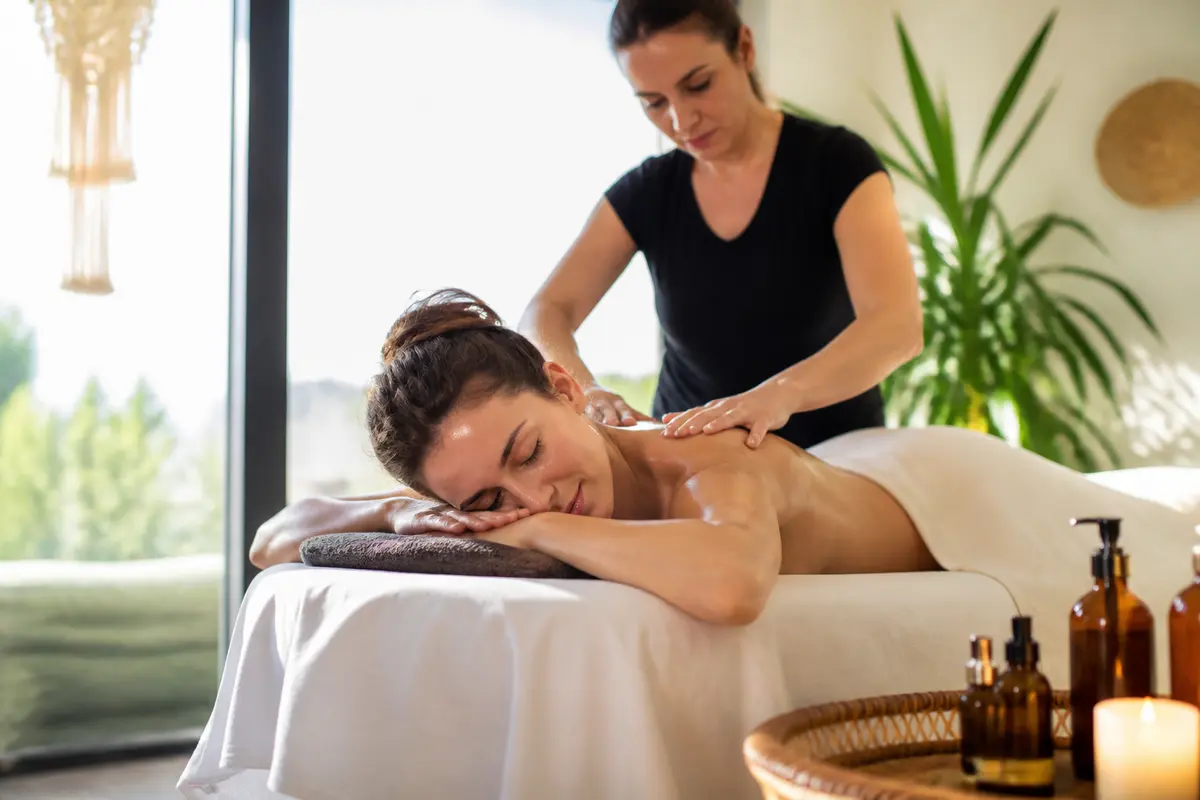 Massage relaxant en spa, représentant une destination de bien-être ultime et apaisante