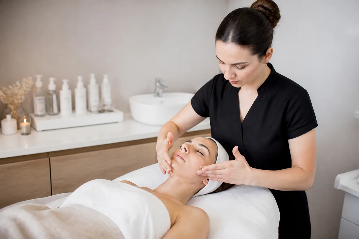 Soin du visage réalisé par une esthéticienne dans un institut de beauté à Clermont Ferrand