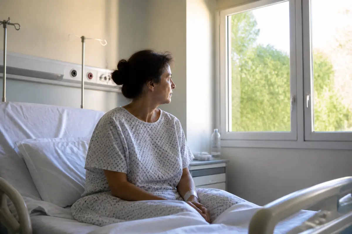 Femme hospitalisée, réfléchissant après hystérectomie, se demandant combien de temps dure la fatigue