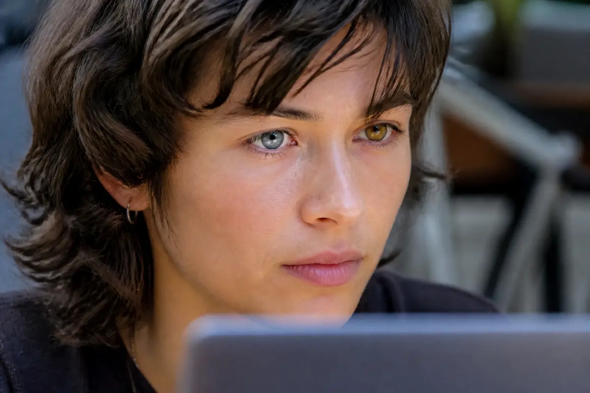 Yeux vairons : causes, hétérochromie et particularités à savoir !